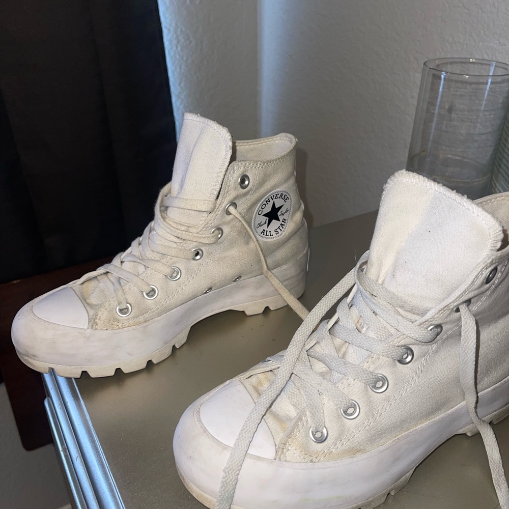 Women’s converse chuck Taylor all stars lugged white . Size 7.5